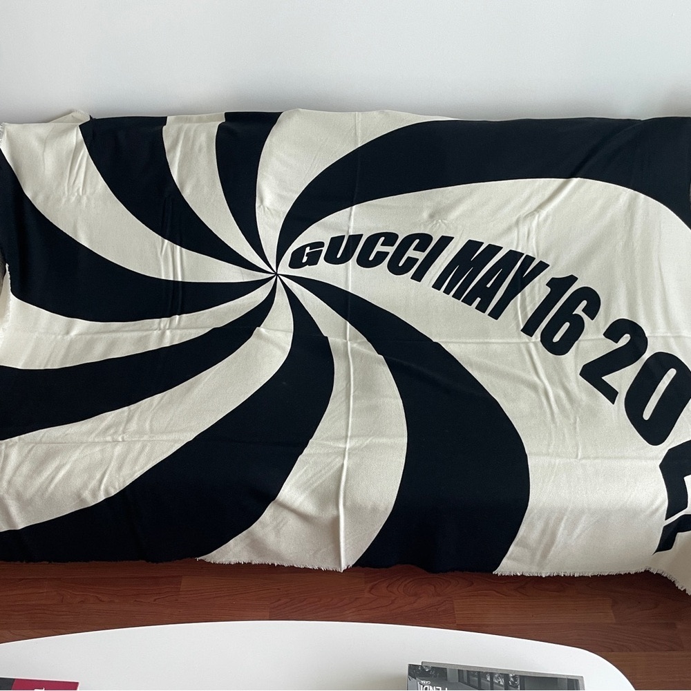 GUCCI Monochrome Spiral Throw